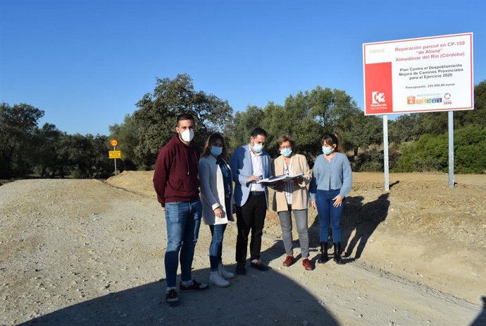 El delegado de Infraestructuras Rurales de la Diputación de Córdoba, Manuel Olmo (centro), visita uno de los caminos en los que se actúa.