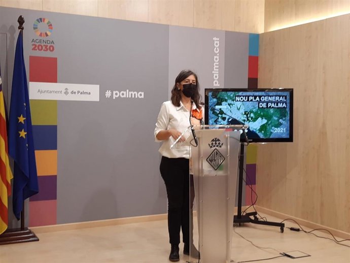 La regidora de Modelo de Ciudad, Vivienda Digna y Sostenibilidad del Ayuntamiento de Palma, Neus Truyol, en rueda de prensa.