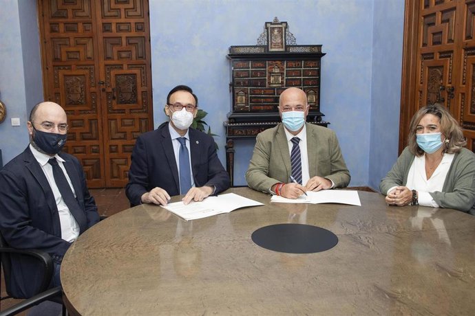 El presidente de la Diputación de Córdoba, Antonio Ruiz (segundo por la dcha.), y el rector de la Universidad de Córdoba, José Carlos Gómez Villamandos (tercero), en la firma de los acuerdos.