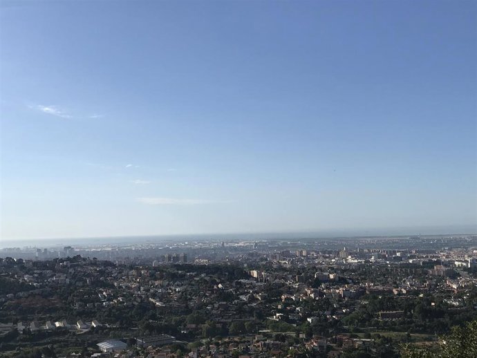 Archivo - Episodio de contaminación del aire cerca de Barcelona (Archivo)