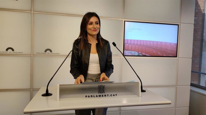 La diputada del PP en el Parlament, Lorena Roldán, en rueda de prensa.