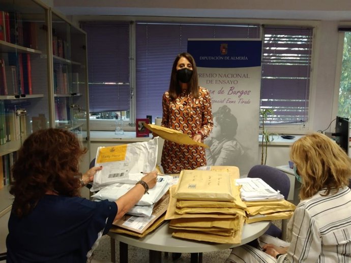 Carmen Belén López en la recepción de los trabajos del Premio Carmen de Burgos