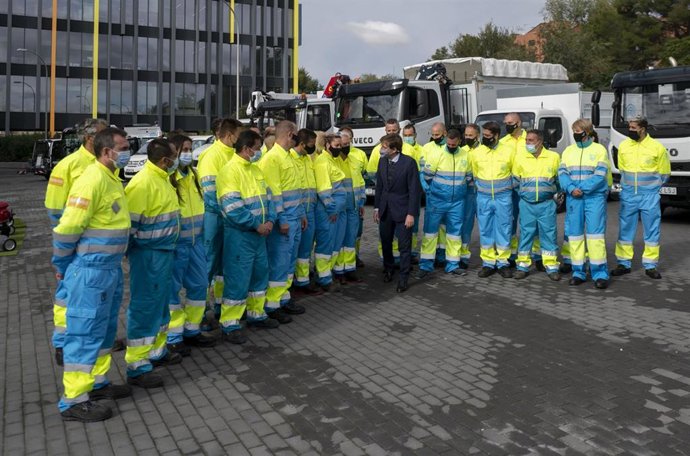 El alcalde de Madrid, José Luis Martínez-Almeida (c), conversa con empleados del sector de la limpieza durante su visita para presentar la nueva imagen y maquinaria de los servicios de limpieza y zonas verdes  