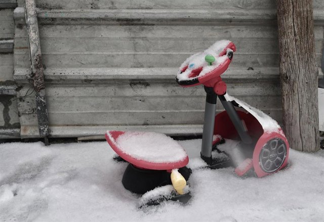 Archivo - Un triciclo entre la nieve en la Cañada Real Galiana, Madrid.