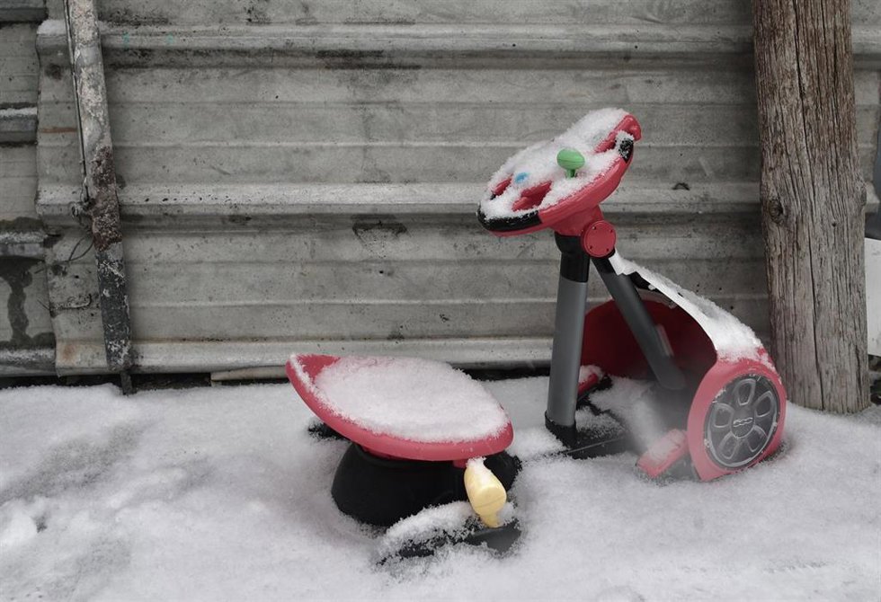Archivo - Un triciclo entre la nieve en la Cañada Real Galiana, Madrid.