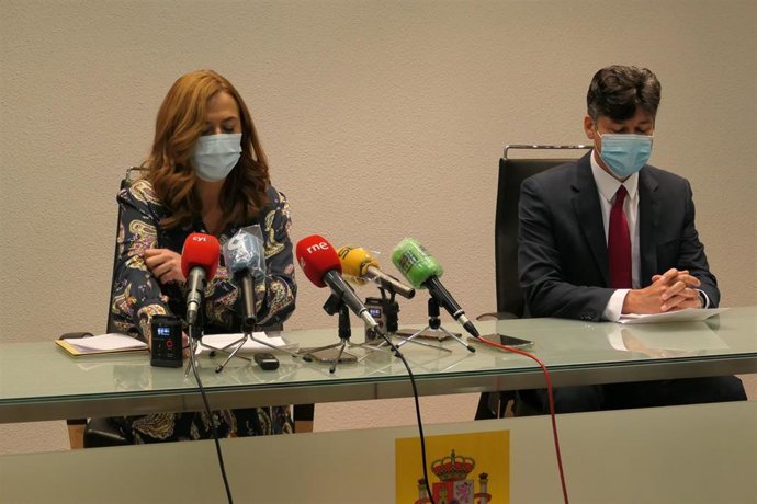 La delegada del Gobierno en Castilla y León, Virginia Barcones, despide al subdelegado del Gobierno en Ávila, Arturo Barral