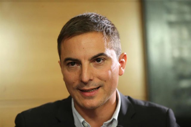 El secretario general del PSOE-M, y nuevo portavoz del Grupo Socialista en la Asamblea de Madrid, Juan Lobato, interviene en las jornadas 'Diez años del fin de ETA: regeneración y memoria democrática' en la Asamblea de Madrid.