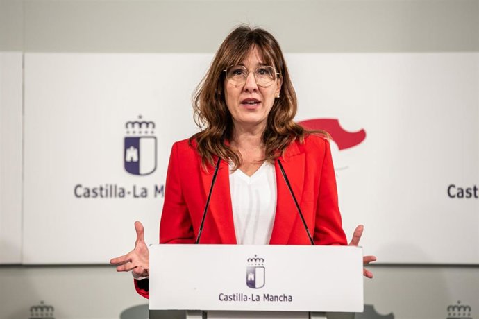 La portavoz del Gobierno de Castilla-La Mancha, Blanca Fernández, en rueda de prensa