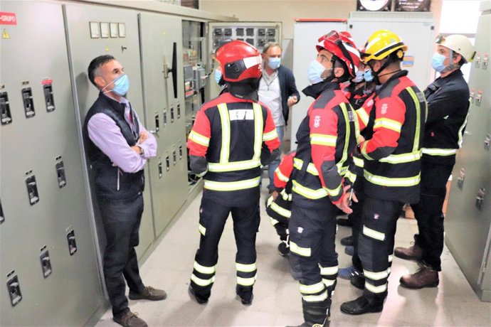 Los responsables de Mantenimiento y de Prevención de Riesgos Laborales del hospital muestran la central eléctrica a bomberos y mandos de intervención.
