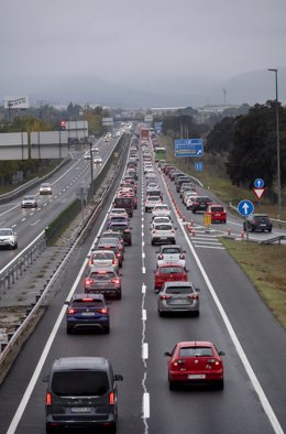 Tráfico en la carretera A-1, a 29 de octubre de 2021, en Madrid (España). A partir de las 15:00 horas, arranca el operativo especial de la DGT por el puente de Todos los Santos en el que se prevén 5,53 millones de desplazamientos. El dispositivo durará 