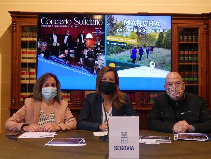 La presidenta de Adiseg, Sara San Juan (izquierda); la concejala de Servicios Sociales, Ana Peñalosa (centro), y Cuco Pérez en representación de la Troupé de la Merced (derecha).
