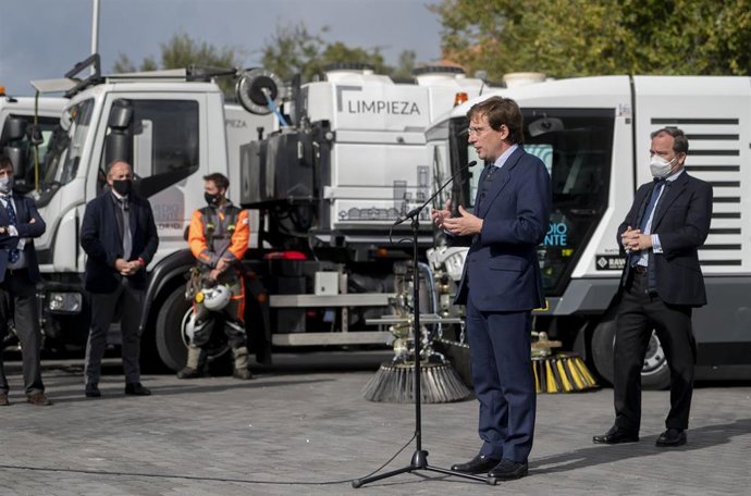 El alcalde de Madrid, José Luis Martínez-Almeida, presenta la nueva imagen y maquinaria de los servicios de limpieza y zonas verdes correspondiente a los contratos que están en funcionamiento desde este lunes, a 2 de noviembre de 2021, en Madrid, (Españ