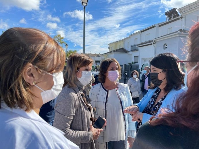 Visita al solar donde se construirá el centro de salud.