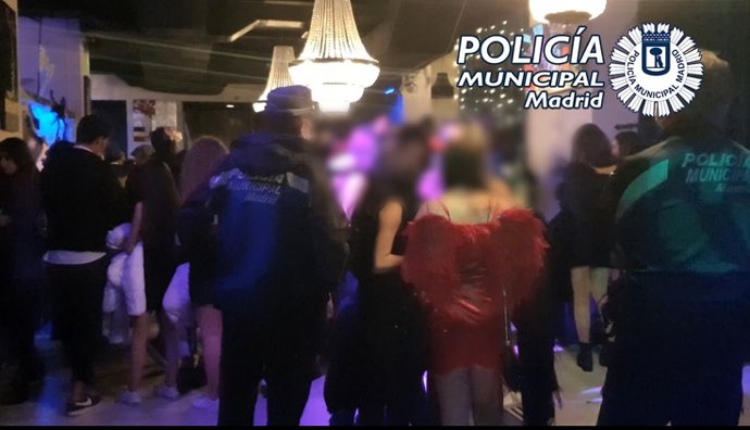 Archivo - El local de Chamartín donde bebían menores fue desalojado dos días y un chico acabó ingresado en el hospital