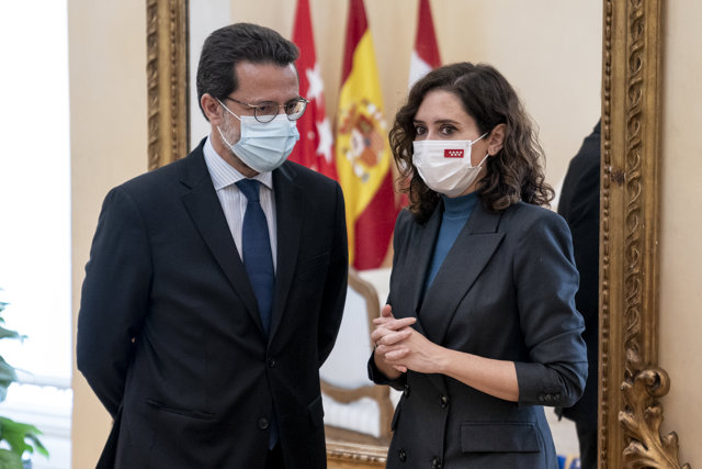 El consejero de Economía, Hacienda y Empleo de la Comunidad de Madrid, Javier Fernández-Lasquetty, conversa con la presidenta de la Comunidad de Madrid, Isabel Díaz Ayuso