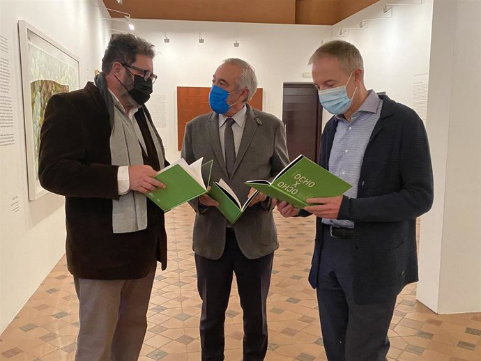 El presidente de las Cortes, Javier Sada, conversa con el responsable del Gestor Cultural de La Aljafería, Fernando Sanmartín, y el historiador del arte Manuel García Guatas.