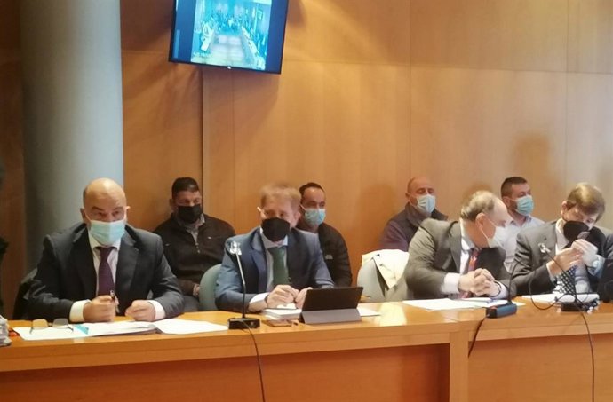 Los cuatro acusados por el asesinato de Javier Ardines sentados detrás de sus letrados en la primera jornada del juicio.