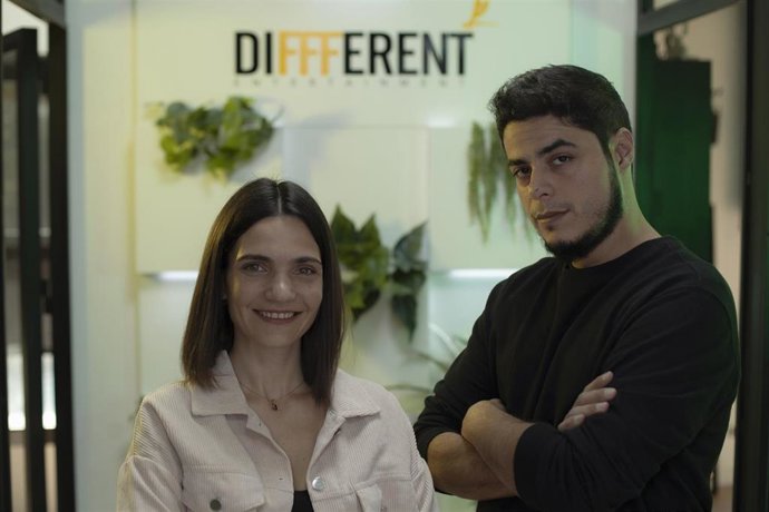 La productora Teresa Segura y el director y guionista David Sainz.