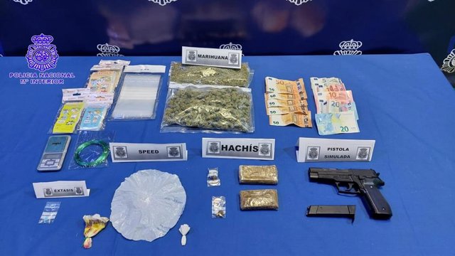 Sustancias, dinero y objetos intervenidos en la operación 'Gorras'.