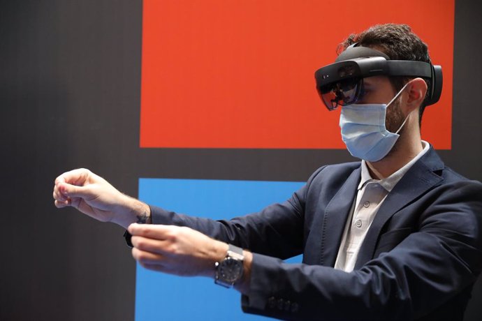 Un joven observa con unas gafas de realidad virtual en el Tech Show en la Feria de Madrid, Ifema, a 28 de octubre de 2021, en Madrid, (España). Madrid Tech Show es la mayor feria de tecnología de información de Europa y Asia y el mayor punto de encuentr