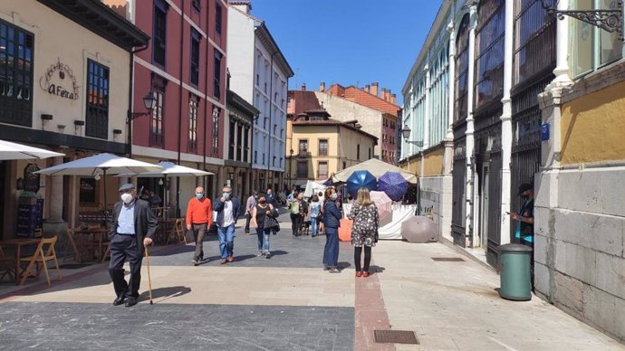 Archivo - Personas con mascarilla en el entorno del Ayuntamiento de Oviedo y El Fontán