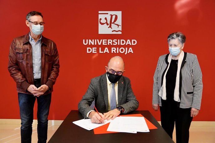 Firma de la cesión del fondo documental