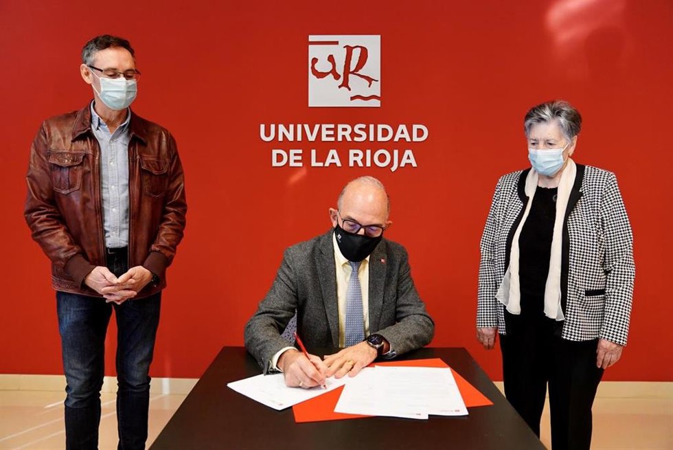Firma de la cesión del fondo documental