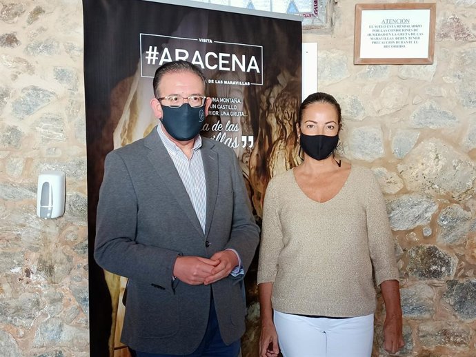 La delegada territorial de Turismo de la Junta en Huelva, María Ángeles Muriel, junto con el alcalde de Aracena, Manuel Guerra.