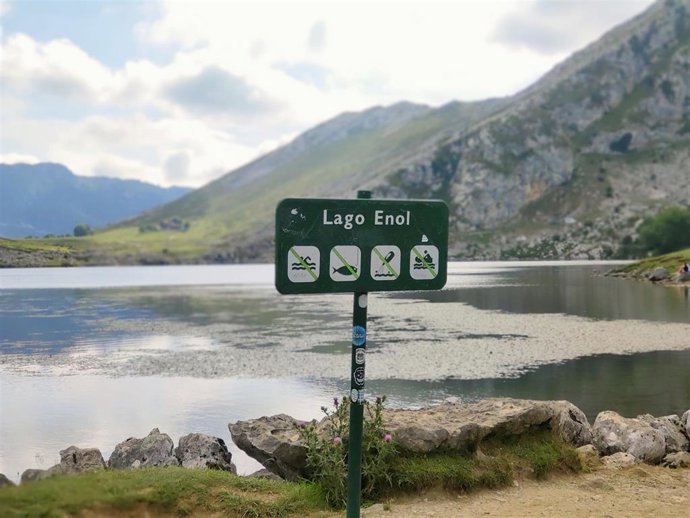 Archivo - Lago Enol, uno de los Lagos de Covadonga, en los Picos de Europa.