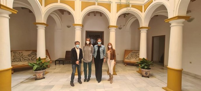 Visita de la delegada de Turismo en Sevilla, Rosa Hernández, a Aznalcázar, donde ha mantenido una reunión con la alcaldesa, Manuela Cabello.