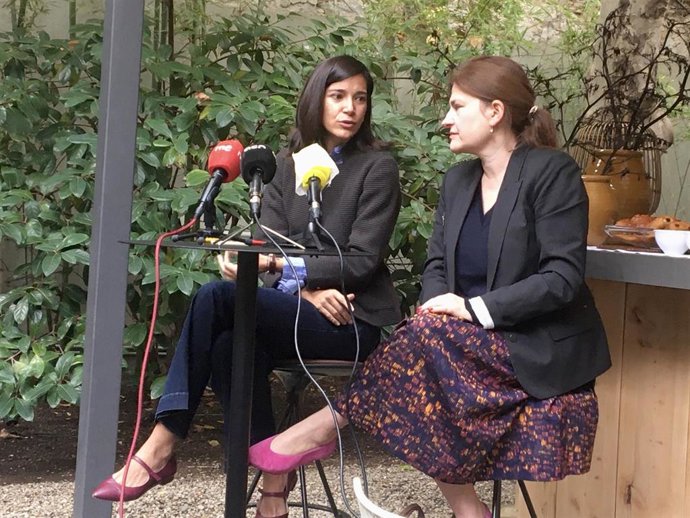 La editora de Anagrama, Silvia Sesé, y la editora de Acantilado, Sandra Ollo, en la presentación de una nueva colección dedicada al escritor Georges Simenon.