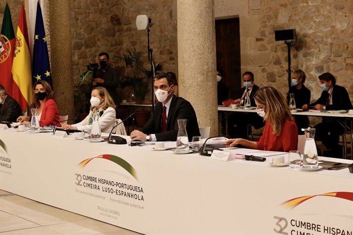 (I-D) La vicepresidenta tercera y ministra de Transición Ecológica y Reto Demográfico, Teresa Ribera; la vicepresidenta primera y ministra de Asuntos Económicos, Nadia Calviño; el presidente del Gobierno, Pedro Sánchez  y la vicepresidenta segunda y min