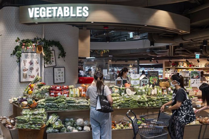 Archivo - Tienda de verduras en un supermercado de Hong Kong.