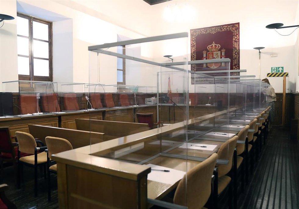 Archivo - Imagen de la sala de la Audiencia de Granada con medidas de seguridad por la covid-19 (archivo).