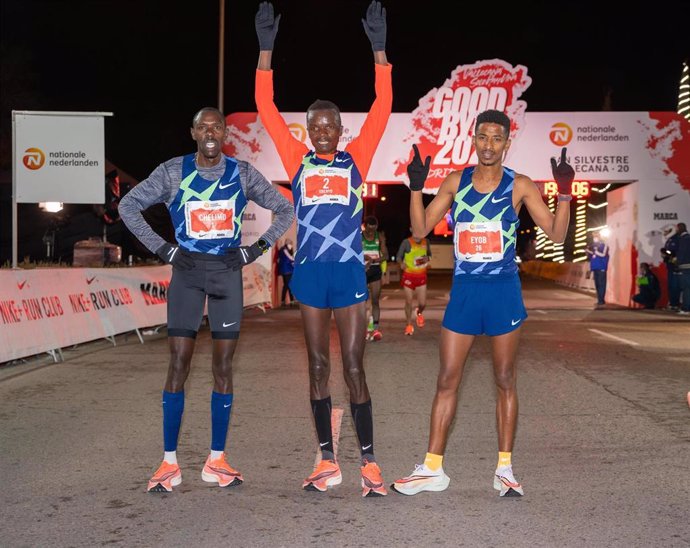 Archivo - De izda a dcha: Chelimo, Ebenyo y Eyob tras la carrera masculina de la San Silvestre Vallecana 2020