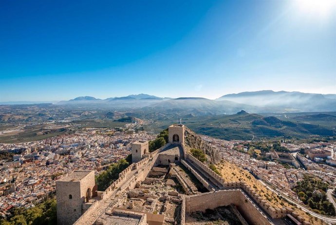 Castillo de Santa Catalina con Sierra Mágina al fondo.