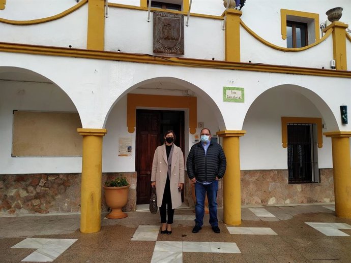 La delegada territorial de Regeneración, Justicia y Administración Local, Mónica Alejo, ha visitado este martes el municipio malagueño de Benadalid, donde se ha reunido con el alcalde, Antonio Vera,