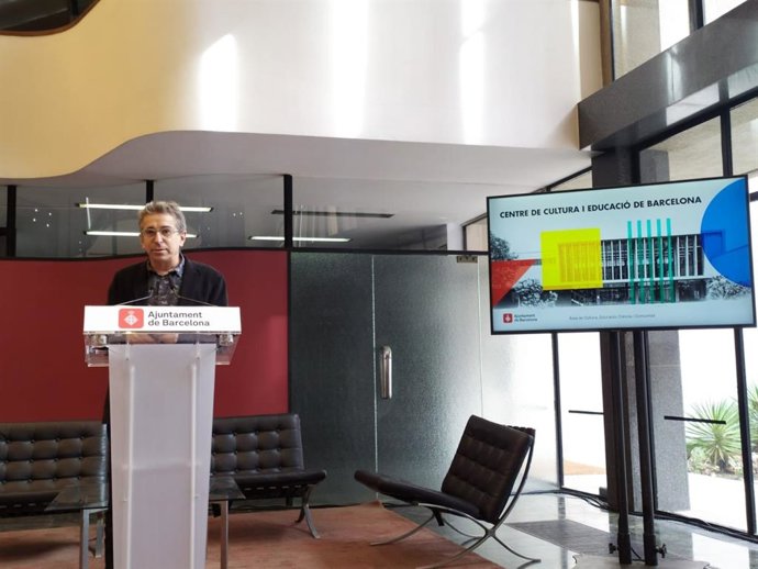 El teniente de alcalde de Cultura, Educación, Ciencia y Comunidad de Barcelona, Jordi Martí, durante el anuncio de la adquisición municipal de la antigua sede de la editorial Gustavo Gili.