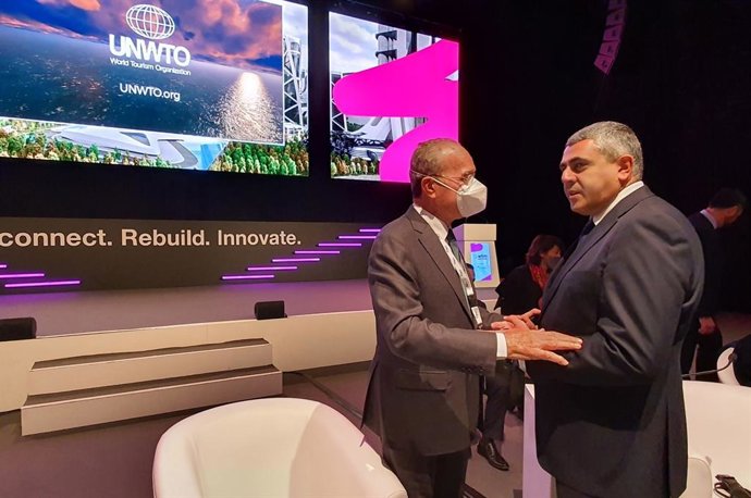 El alcalde de Málaga, Francisco de la Torre, saluda al secretario general de la OMT en el marco de la WTM de Londres 2021