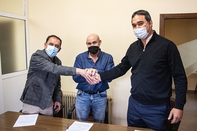 El presidente de la Diputación Benito Serrano, el alcalde de Noviercas Pedro José Millán, y el director gerente de Valle de Odieta Alberto Guerendiain.