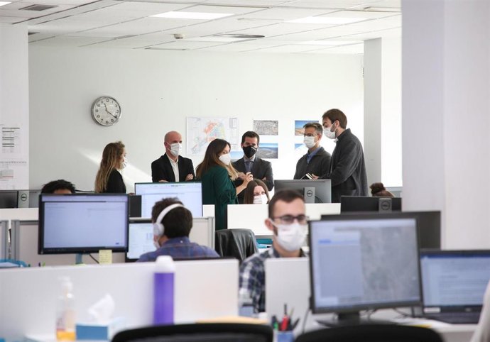 Bruno Bernal, CEO de EOSOL; el consejero de Desarrollo Económico y Empresarial, Mikel Irujo; la directora general de Política de Empresa, Proyección Internacional y Trabajo, Izaskun Goñi, y el director general de EOSOL, Aitor Erquicia.