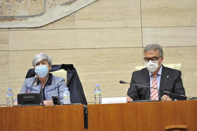 La secretaria general de la Consejería de Sanidad, Aurora Venegas, y el director general de Planificación Económica del Servicio Extremeño de Salud (SES), Esteban Serrano, comparecen en la Asamblea