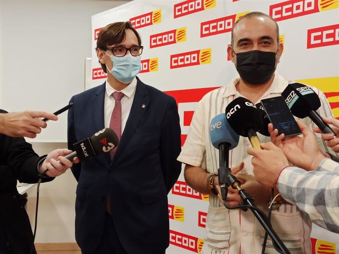 El primer secretario electo del PSC, Salvador Illa, y el secretario general de CC.OO. De Catalunya, Javier Pacheco, en declaraciones a los medios en CC.OO. De Catalunya.