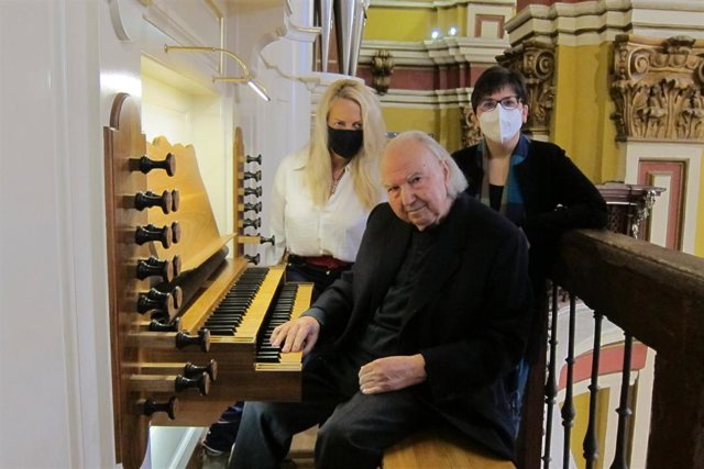 La diputada delegada de Cultura de la DPZ, Ros Cihuelo, el organista José Luis González Uriol y la vicepresidenta de la Asociación de Órganos de Aragón, Saskia Roures.