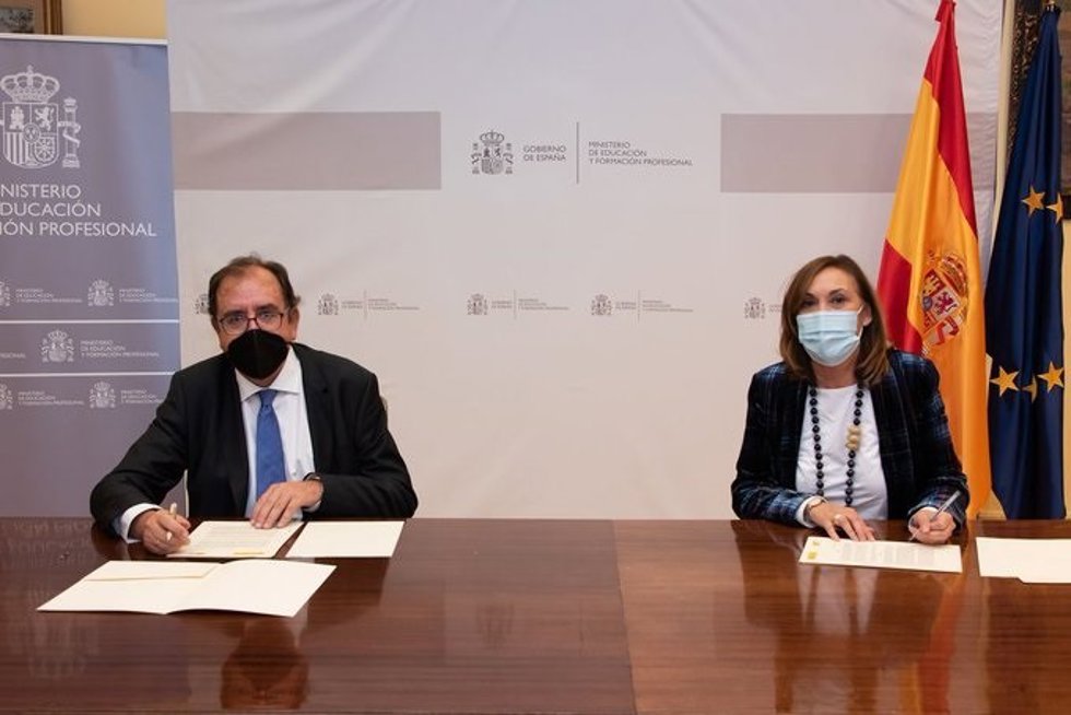 El secretario general de Instituciones Penitenciarias, Ángel Luis Ortiz, y la secretaria general de Formación Profesional del Ministerio de Educación y FP, Clara Sanz.