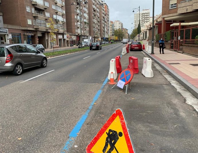El paseo del Hospital Militar de Valladolid con señalización para las obras que se llevarán a cabo para instalar las barreras acústicas vegetales.