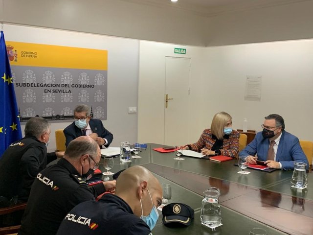 Reunión en la Subdelegación del Gobierno de Sevilla para diseñar el dispositivo de seguridad para el derbi Betis-Sevilla.
