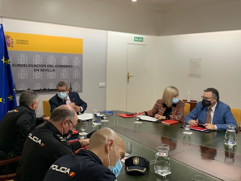 Reunión en la Subdelegación del Gobierno de Sevilla para diseñar el dispositivo de seguridad para el derbi Betis-Sevilla.