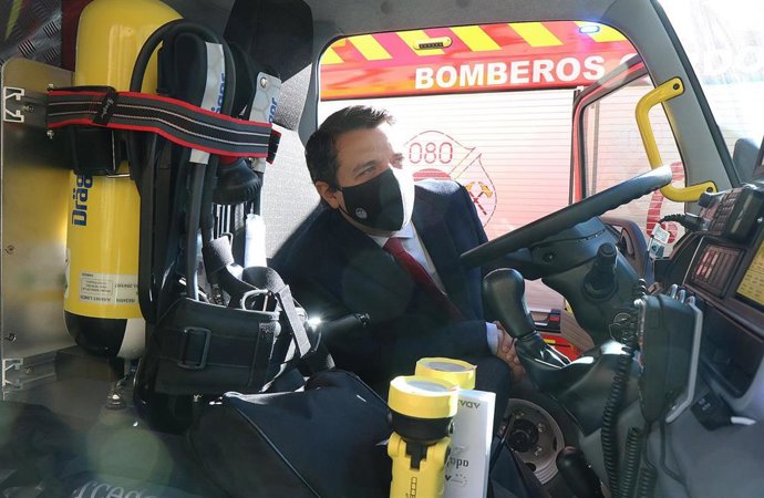 El alcalde de Córdoba, José María Bellido, en un camión de bomberos.
