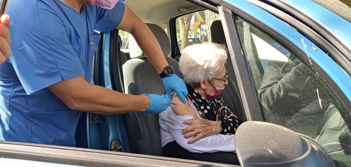 Archivo - Vacunación del Covid-19 en La Palma del Condado (Huelva)